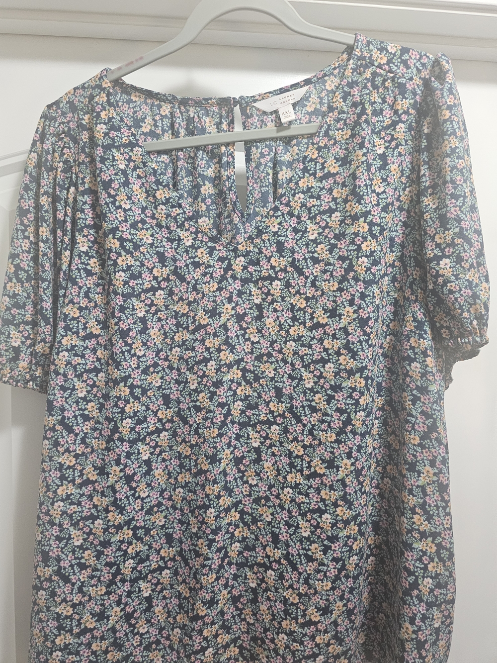 LC Lauren Conrad Navy Floral Keyhole Short Sleeve Blouse